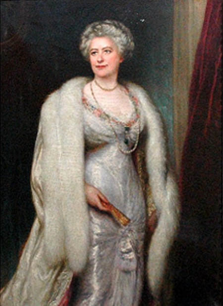 A Lady Wearing Pearls And A Fur Wrap